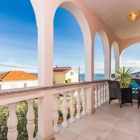 Lara - Island House