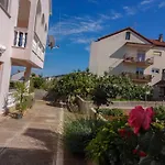 Lara - Island House