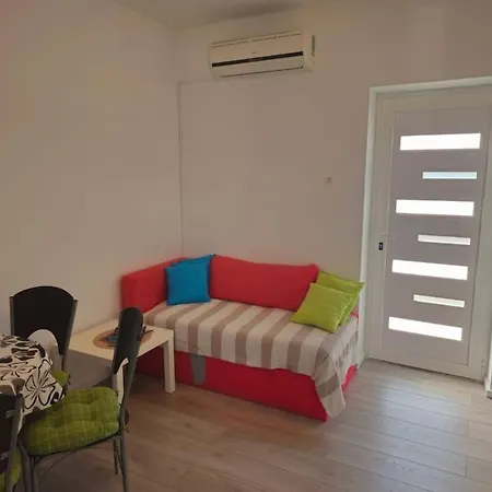 Lara - Island House Kali