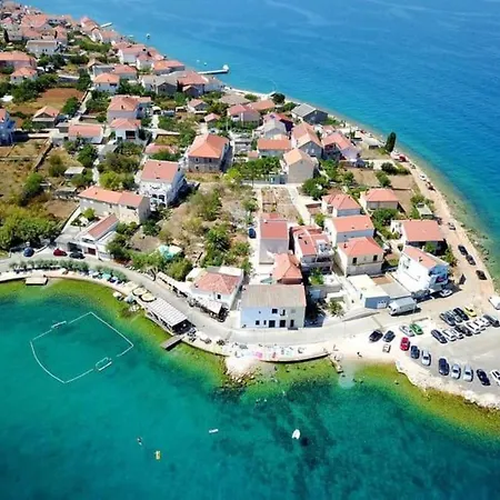 Lara - Island House Kali