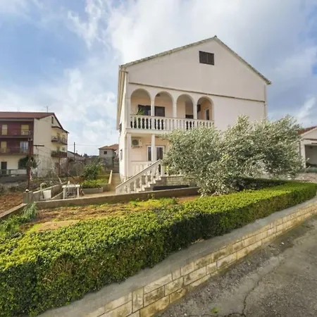 Lara - Island House Kali