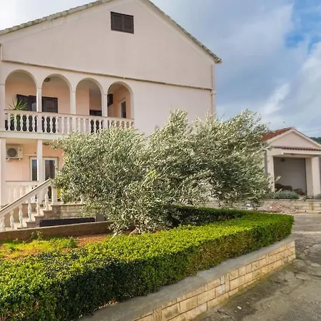 Lara - Island House Kali