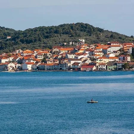 Lara - Island House Kali