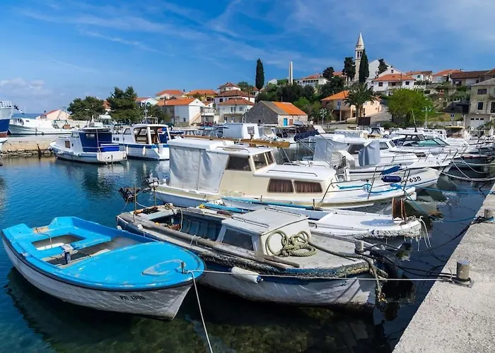 Lara - Island House Kali