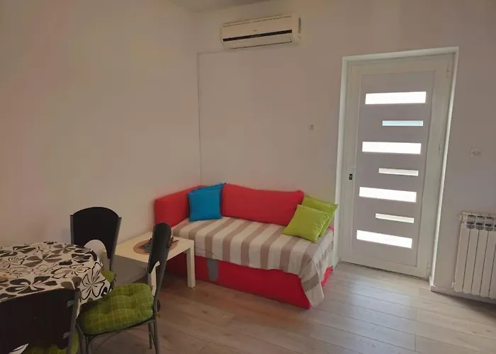 Lara - Island House Kali