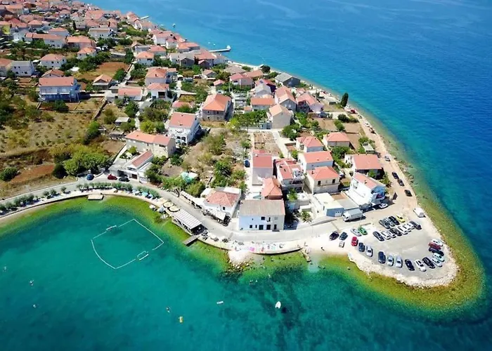 Lara - Island House Kali