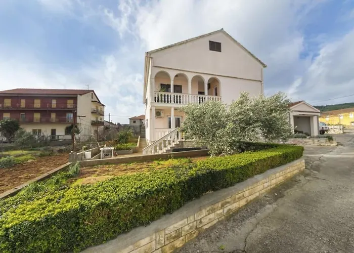 Lara - Island House Kali