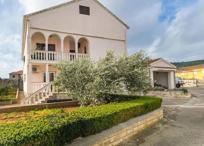 Lara - Island House Kali