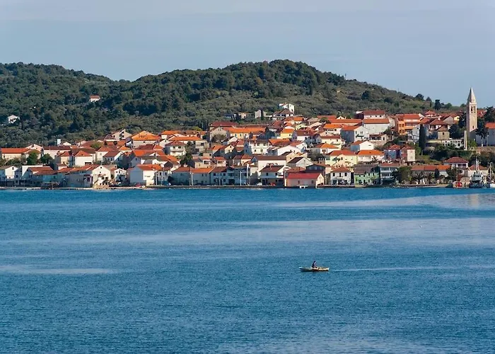 Lara - Island House Kali